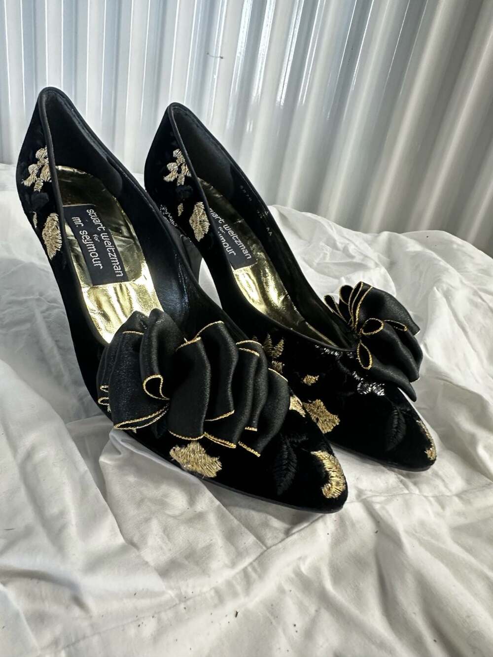 Stuart Weitzman for Mr. Seymour Black Velvet Embroidered Bow Pumps Size 9.5 AA